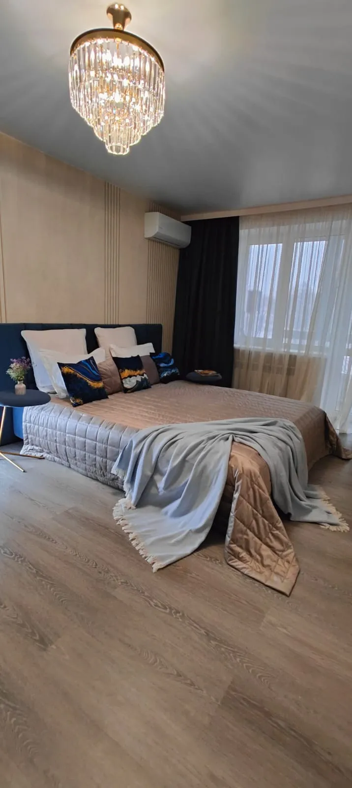 Посуточно 1к квартира в центре Невинномысска с панорамным балконом и ремонтом ЛЮКС - Фото 1